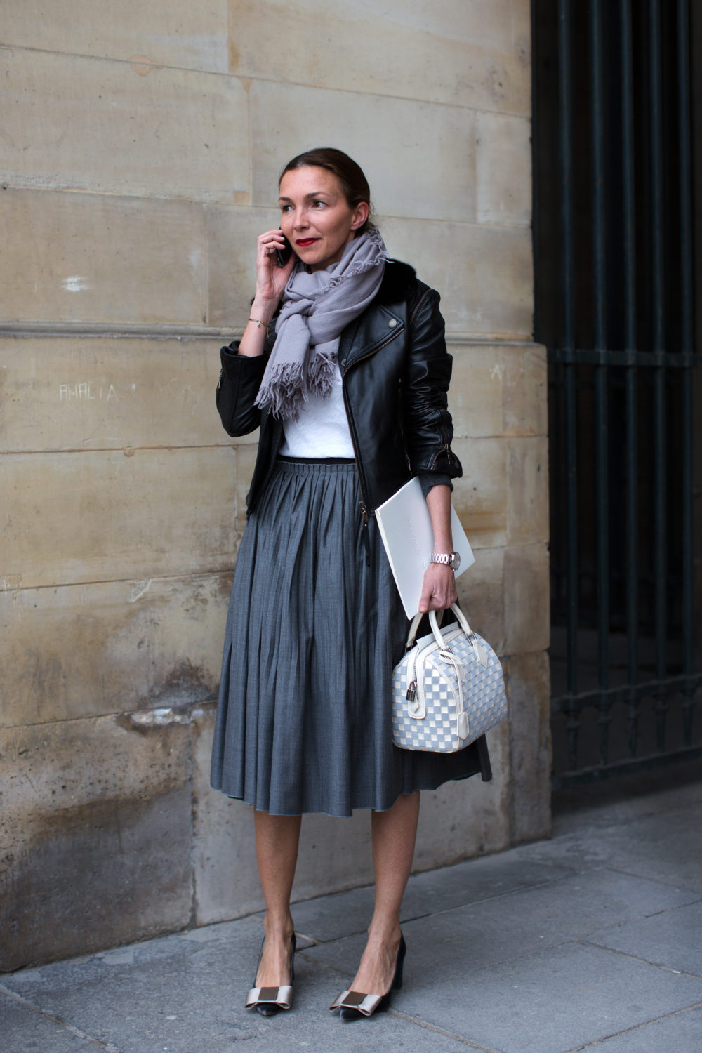 Как одеваться в 35 лет. Стильная женщина. Косуха с юбкой миди. Стильный образ для женщины 40 лет. Французский стиль в одежде.